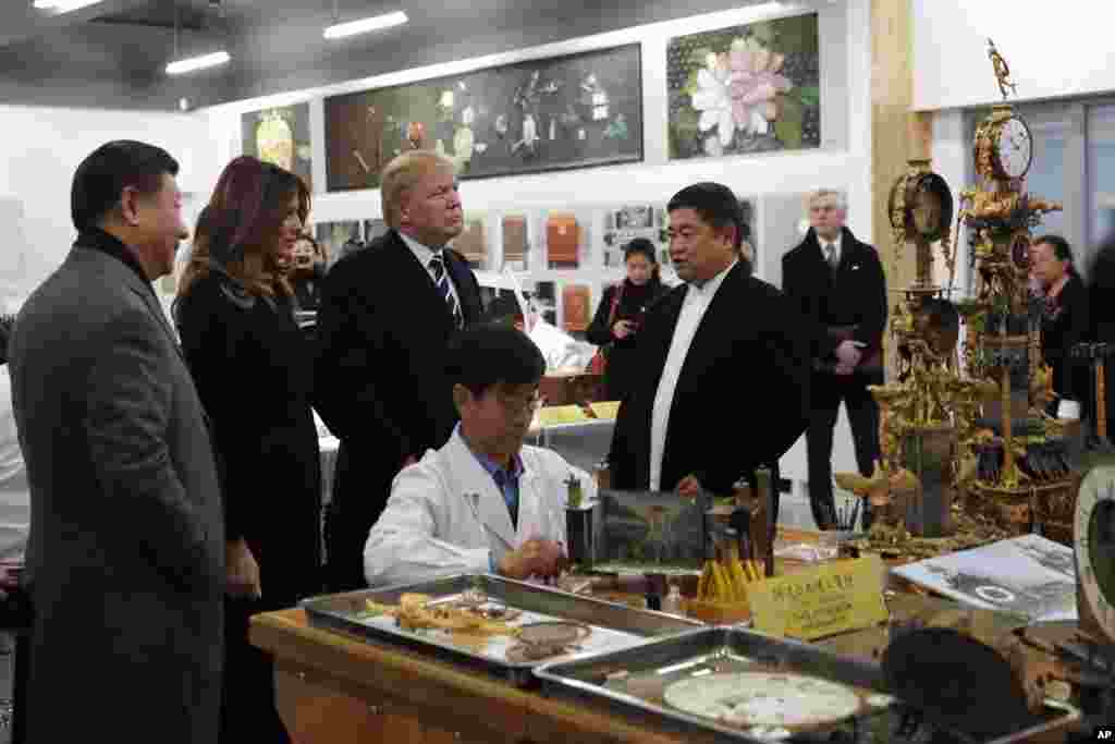 美国的唐纳德·川普总统和第一夫人梅拉尼亚,中国主席习近平在北京紫禁城参观了故宫文物医院(2017年11月8日)。新华社说:“两国元首夫妇先后观赏了钟表、木器、金属器、陶瓷、纺织品、书画等文物修复技艺展示,并共同观看了珍品文物展。习近平和夫人彭丽媛邀请特朗普夫妇体验书画装裱工序的关键环节——托画心”。