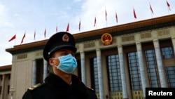 资料照片:中国全国人大会议闭幕后举行的记者会结束后,一名武警士兵站在北京的人民大会堂外。(2023年3月13日)