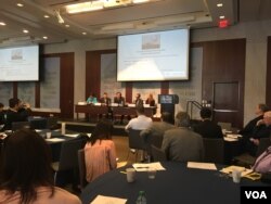 华盛顿智库战略与国际研究中心举行“重新检视两岸政策”的研讨会 (美国之音钟辰芳拍摄)