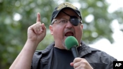 资料照片:“誓言守护者”的创始人斯图亚特·罗兹在华盛顿白宫外的集会上发表讲话。(2017年6月25日)