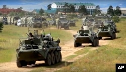 俄罗斯国防部新闻司提供的图片显示俄军装甲车在军演期间驶过东西伯利亚的赤塔地区。(2018年9月11日)