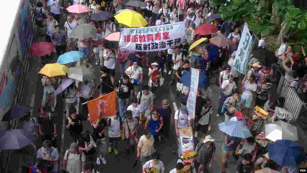 数以万计港人参与“后政改”七一大游行（美国之音海彦拍摄） 