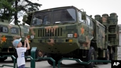 资料照:中国北京的军事博物馆中展出的红旗-16A地对空中程导弹发射车。(2017年8月1日)