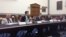 国会共和党众议员罗拉巴克(左一)和三位专家在听证会上作证