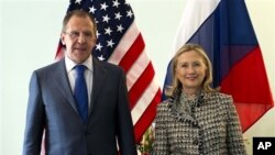 Ngoại trưởng Hoa Kỳ Hillary Clinton và Ngoại trưởng Nga Sergei Lavrov (trái)