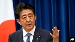 资料照:日本前首相安倍晋三在记者会上(2020年8月28日 美联社)