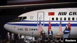 中国国家主席习近平参观华盛顿州的波音飞机组装厂。(2015年9月23日)