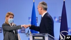 Ольга Стефанішина (ліворуч), заступниця прем'єр-міністра з питань євроатлантичної інтеграції України, з генеральним секретарем НАТО Єнсом Столтенберґом у Брюсселі 10 січня 2022 р.
