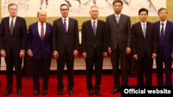 美国贸易代表团成员和中国官员在北京合影,左起:美国贸易代表罗伯特·莱特希泽,美国商务部长威尔伯·罗斯,美国财政部长史蒂文·努钦,中国副总理刘鹤。右起第一人为中国人民银行行长易纲。(2018年5月3日或4日,美国驻华大使馆网站图片))