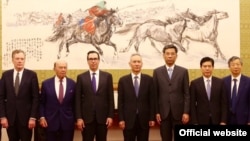 美国贸易代表团成员和中国官员在北京合影,左起:美国贸易代表罗伯特·莱特希泽,美国商务部长威尔伯·罗斯,美国财政部长史蒂文·姆努钦,中国副总理刘鹤,中国财政部长刘昆,中国商务部长钟山,中国人民银行行长易纲。(2018年5月3日或4日,美国驻华大使馆网站图片)
