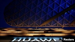 中国上海一家商场里的华为公司标志。(2019年6月3日)