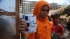 အိန္ဒိယနိုင်ငံ Jammu မြို့မှာ UNHCR အသိအမှတ်ပြုကတ် ထုတ်ပြနေတဲ့ ရိုဟင်ဂျာအမျိုးသမီးတဦး။ (မတ် ၉၊ ၂၀၂၁)