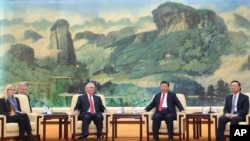 中国主席习近平和美国国务卿蒂勒森在北京人民大会堂会晤(2017年3月19日)。左起第一人为美国国务卿办公室主任玛格丽特·彼得林,右起第一人为中国国务委员杨洁篪。