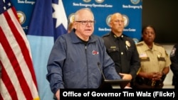 在两名明尼苏达州州议员及其配偶2025年6月14日(星期六)清晨遭枪击案的嫌疑人被捕后,该州州长蒂姆·沃尔兹星期日晚间对媒体发表讲话。