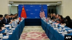 美国商务部长吉娜·雷蒙多(Gina Raimondo 右二)在北京与中国商务部长王文涛(左二)举行双边会谈。(2023年8月28日)