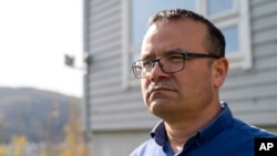 资料照片:2022年5月8日,维吾尔语言学家阿不都外力·阿尤普在挪威卑尔根的自家院子里。