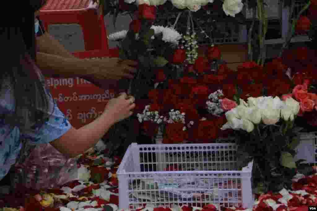 ရန်ကုန် ဆန္ဒပြပွဲအတွင်း သေနတ်ထိမှန်သေဆုံးသူများကို ၎င်းတို့ ကျဆုံးခဲ့ရာနေရာများမှာ ပန်းစည်း ပန်းခြင်းများနဲ့ အောက်မေ့ဂုဏ်ပြုခဲ့ကြတဲ့ မြင်ကွင်း။ (မတ် ၀၁၊ ၂၀၂၁)