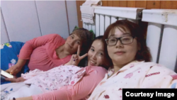 两名下基层的“亲戚”和她们的维吾尔东道主(左)共享一张床(白道仁提供)