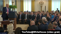 2025年7月18日,美国总统特朗普在《指导和建立美国稳定币国家创新法案》的签字仪式上。