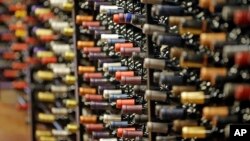 Botol-botol minuman anggur, sebagian besar dari Eropa, dipajang selama di toko minuman keras di Salt Lake City, Utah (foto: dok).