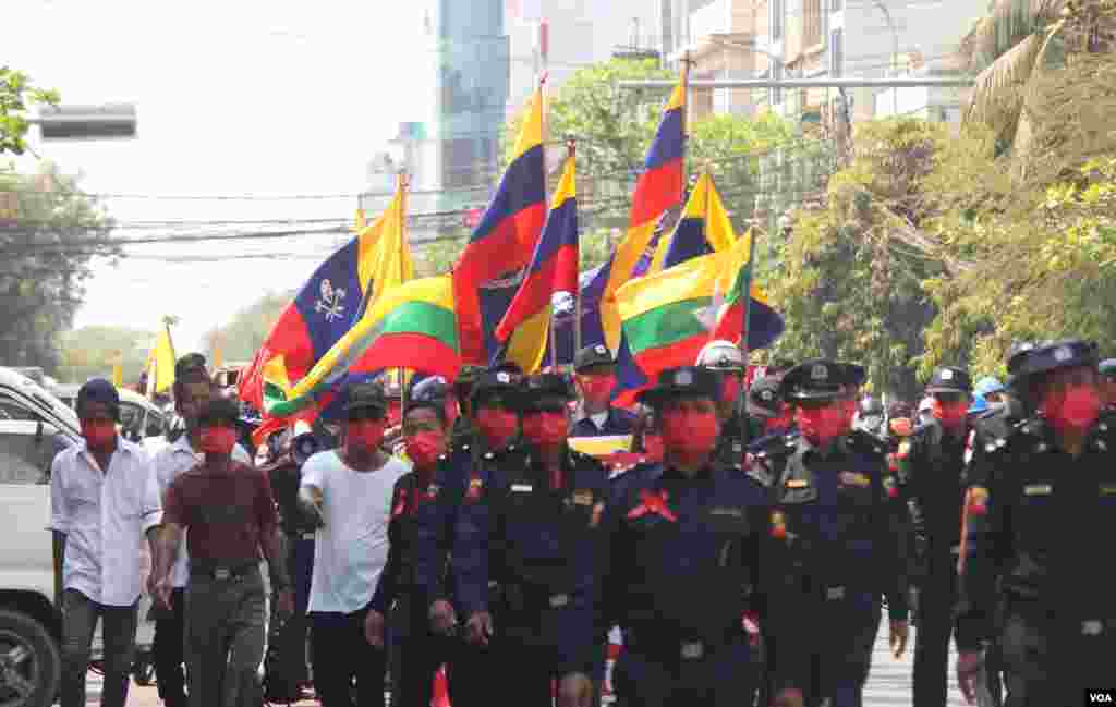 အရန်မီးသတ်တပ်ဖွဲ့ဝင်တွေ ပါဝင်တဲ့ မန္တလေးမြို့က ဆန္ဒပြပွဲ မြင်ကွင်း။ 