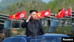 朝中社发布的照片显示, 在朝鲜建军节,朝鲜领导人金正恩观看军事演习(2017年4月25日)