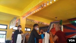 资料照片:尼泊尔境内的藏民在警察监视下参加为达赖喇嘛祝寿的活动。