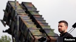 乌克兰总统泽连斯基在德国访问一处军事训练区,乌克兰军人在这里接受“爱国者”防空导弹系统培训。(2024年6月11日)