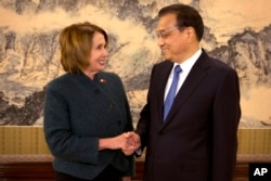 中国总理李克强和美国众议院少数党领袖佩洛西在中南海握手(2015年11月13日)