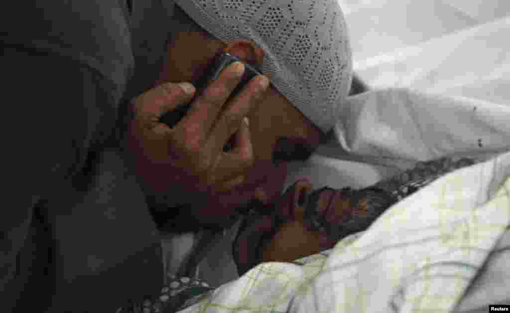 2013年8月15日,开罗纳赛尔城的清真寺,有人亲吻他死去的兄弟的额头,死者是穆斯林兄弟会的支持者