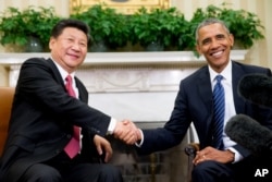 美国总统奥巴马和中国主席习近平在白宫椭圆形办公室握手(2015年9月25日)
