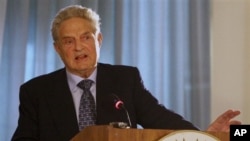 索罗斯在华盛顿的美洲国家组织总部谈论开放社会的挑战(2006年10月3日)