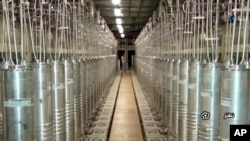 在伊朗国家电视台伊朗伊斯兰共和国广播公司(IRIB)发布的这幅 2021 年 4 月 17 日拍摄的视频中,展示了伊朗首都德黑兰以南约 200 英里(322 公里)的纳坦兹铀浓缩设施中的离心机。(美联社)