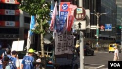 2016年5月31日,华航所属飞行员、空服员和维修人员走上街头抗争游行。在台湾,社会各团体走上街头表达意见司空见惯,已成为台湾民主走向成熟的标志。