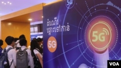 十多名柬埔寨高中生3月15日挤在柬埔寨电信公司手机卡(Cellcard)的展台前。