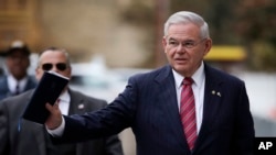 因腐败案受审的梅嫩德斯参议员进入新泽西州纽瓦克的联邦法庭。(2017年11月16日)