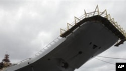 印度购买的俄罗斯改装的苏联时代的一艘航母 戈尔什科夫号,目前改名为维克拉玛蒂亚号的航母,2009年7月2号停靠在北方城市阿尔汉格尔斯科的谢夫马沙造船厂。