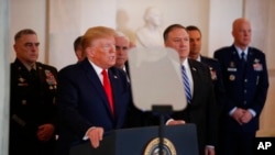 特朗普总统2020年1月8日在美军将领们的簇拥下针对伊朗导弹攻击发表讲话(美联社)