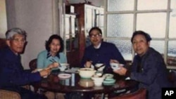 图为许良英(左)、李淑娴、方励之(右二)和刘宾雁四人起草反右三十年联署信资料照