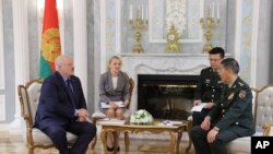 资料照:中国国防部长李尚福在明斯克与白俄罗斯总统卢卡申科举行会晤。(2023年8月17日)