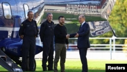 资料照片:乌克兰总统泽连斯基抵达柏林会晤德国总理朔尔茨。(2024年10月11日)