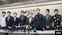 公民党立法会选举参选人的杨岳桥(左三)、郭荣鏗(右二)、郭家麒(右三)7月30日被当局DQ(取消)参选资格。(美国之音汤惠芸拍摄)