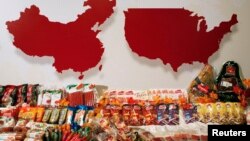 资料照:在美中地图前摆放着全球最大的猪肉食品企业“万洲国际”生产的猪肉产品。(2014年4月14日)