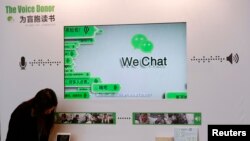 香港的新闻发布会上,展示微信的为盲人读书的功能(2015年3月18日)