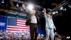 美国民主党正副总统参选人希拉里·克林顿和蒂姆·凯恩参加在佛罗里达国际大学举行的竞选大会(2016年7月23日)