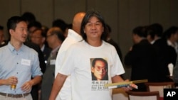 香港立法会议员梁国雄身穿带有刘晓波像的短袖衫(2013年7月16日)