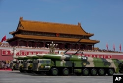 在北京纪念抗日战争胜利70周年阅兵活动中,军车载着东风-26中程弹道导弹驶过天安门(2015年9月3日)