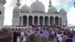 宁夏同心政府出动武警强制拆除清真寺,当地穆斯林涌入清真寺进行抗议 宁夏同心政府出动武警强制拆除清真寺,当地穆斯林涌入清真寺进行抗议