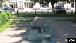 俄罗斯有许多斯大林政治迫害受害者纪念碑,这是距离莫斯科100公里远的莫扎伊斯克市的一处纪念碑。(美国之音白桦拍摄)