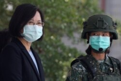 台湾总统蔡英文在台南一个军事基地视察士兵操练。(2020年4月9日)